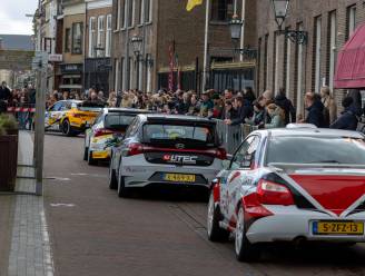 Typisch weer en een auto in de sloot, de Zuiderzeerally trekt bekijks in Kampen