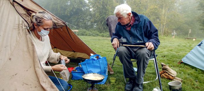 Floortje Dessing kampeerde deze zomer met haar 91-jarige vader in de Kennemerduinen