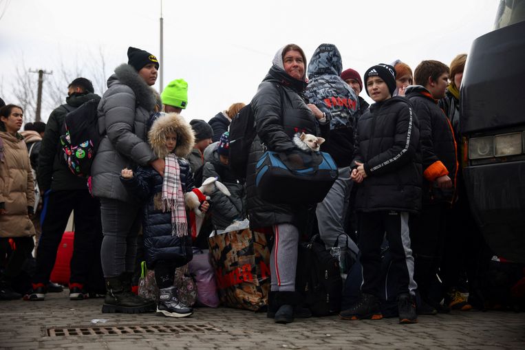 Vluchtelingen wachten op de bus richting Polen in Lviv.  Beeld REUTERS