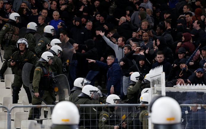 De Griekse ME mepte er in het Ajax-vak flink op los.