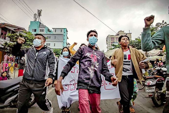 Des manifestants défilent dans les rues lors d'une manifestation anti-gouvernementale à Mandalay, au Myanmar.