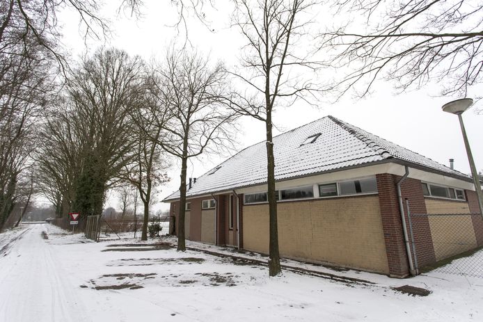 Het clubgebouw van de korfbalvereniging. Het wordt gesloopt voor de neus van het Eibergs Carnavals Genootschap de Waterrotn.