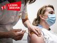 Prikker geeft iemand een vaccinatie.
