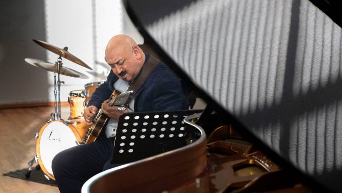 Plezier van Guldenaar slaat over op publiek bij start van nieuwe serie lichte muziek in Helmond