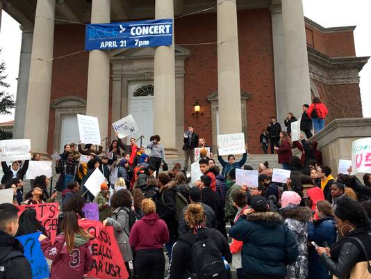 Boze studenten van de Universiteit van Syracuse verzamelen zich voor de universiteitskapel