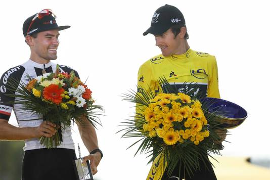 Tom Dumoulin en Geraint Thomas (R) na de laatste etappe van de Tour de France.