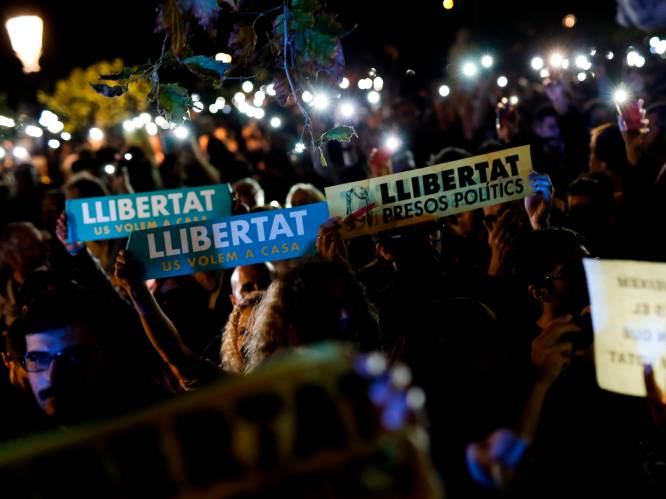 Duizenden Catalanen op straat tegen opsluiting afgezette regeringsleden