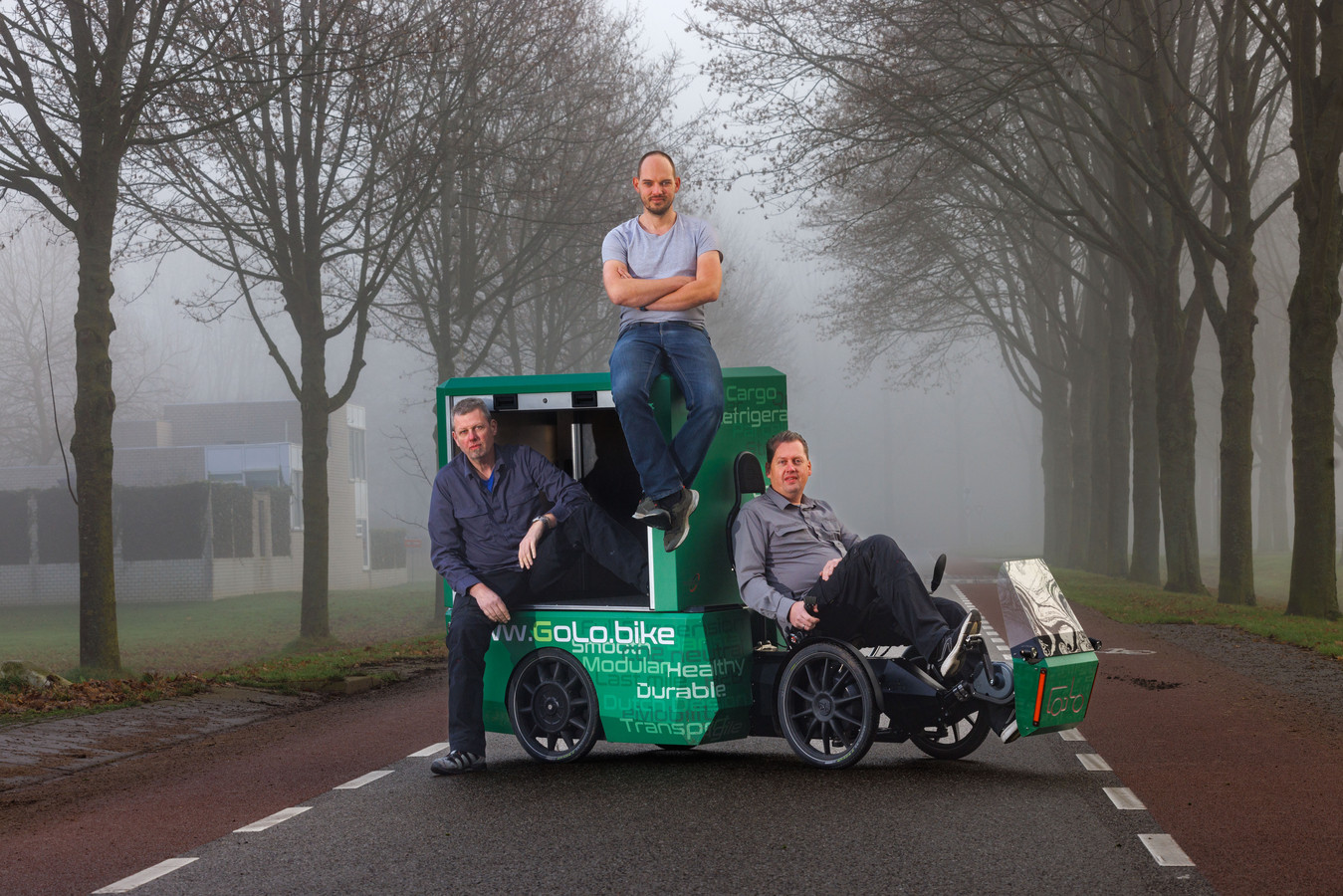 Een prototype van de vrachtligfiets van Flevobike. Van links naar rechts: Arjan Vrielink, Robbert Bakker en André Vrielink.