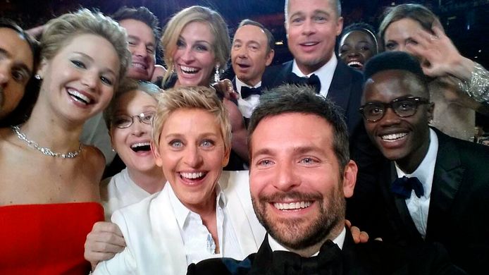 Jennifer Lawrence op een selfie van Ellen Degeneres tijdens de Oscars van 2014.