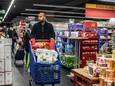 Een man met een volle winkelwagen in een Carrefour supermarkt nabij Parijs.