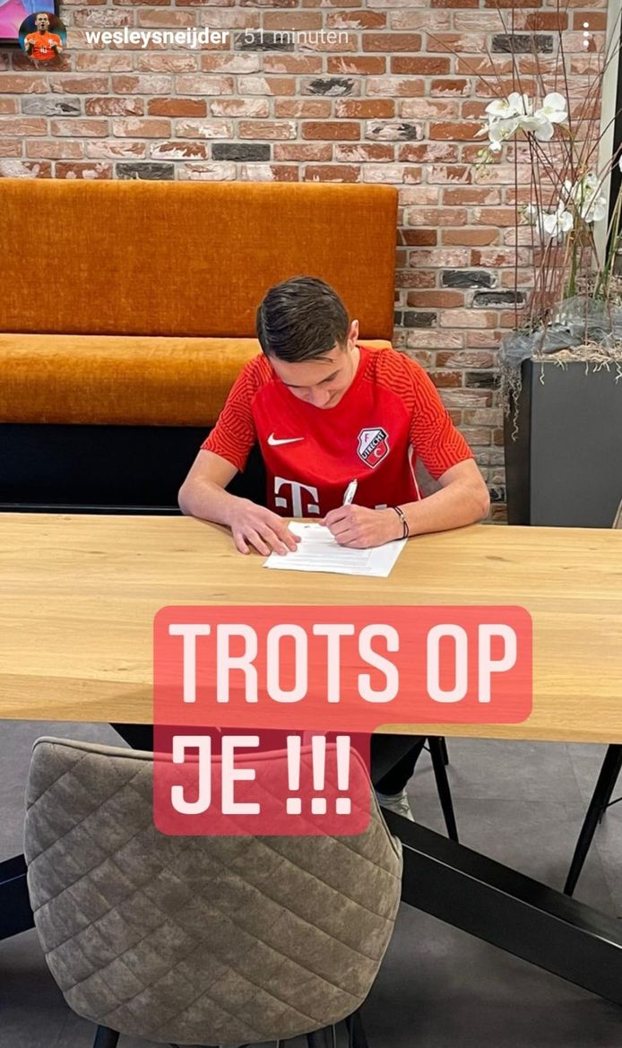 De post van de trotse vader over het contract van zijn zoon.