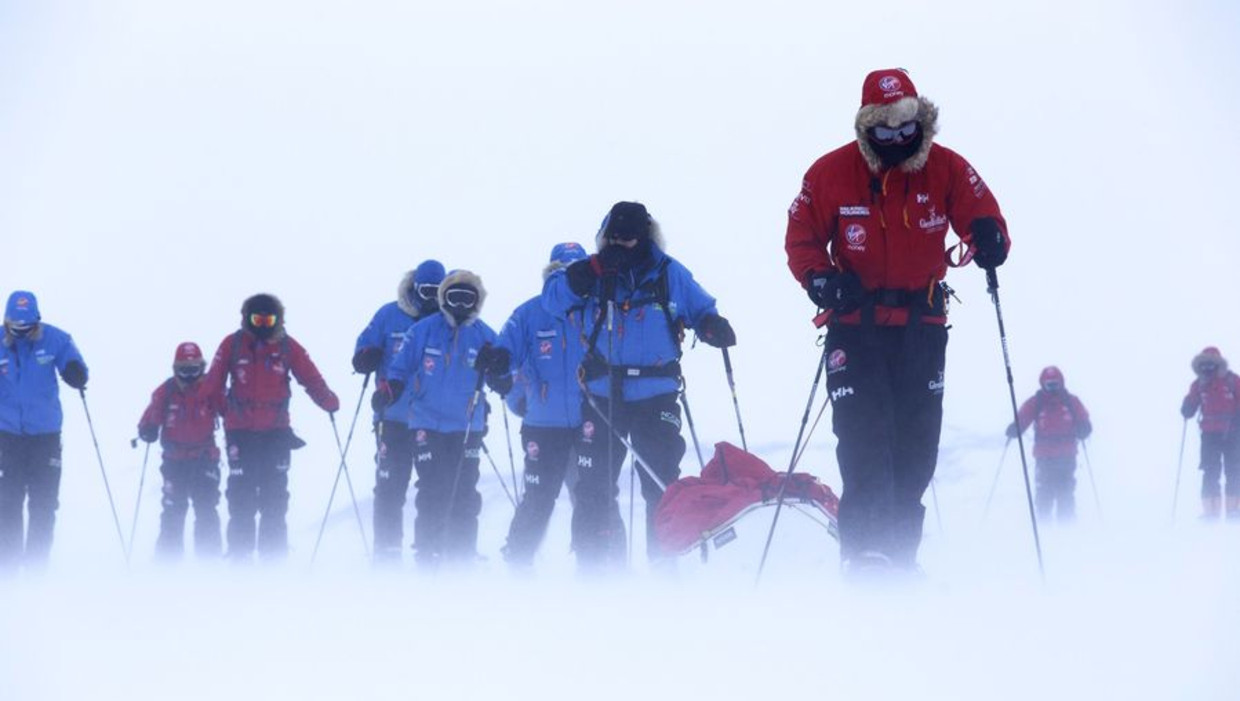 Het Britse team oefent nabij Novo (Antactica) voor de tocht. Rechts, voorop, prins Harry. Beeld ap