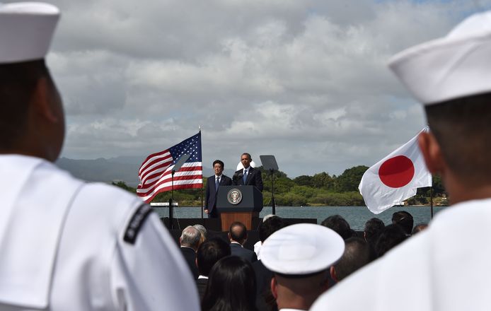 Le président américain Barack Obama s'exprime alors que le Premier ministre japonais Shinzo Abe l'écoute à Kilo Pier qui surplombe le mémorial USS Arizona, le 27 décembre 2016 à Pearl Harbor à Honolulu, Hawaï.