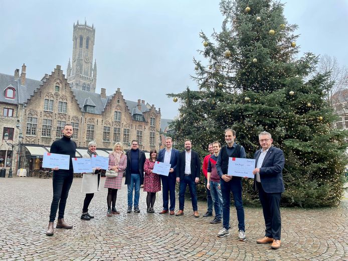 De prijzen werden uitgereikt aan de grote kerstboom op de Burg.