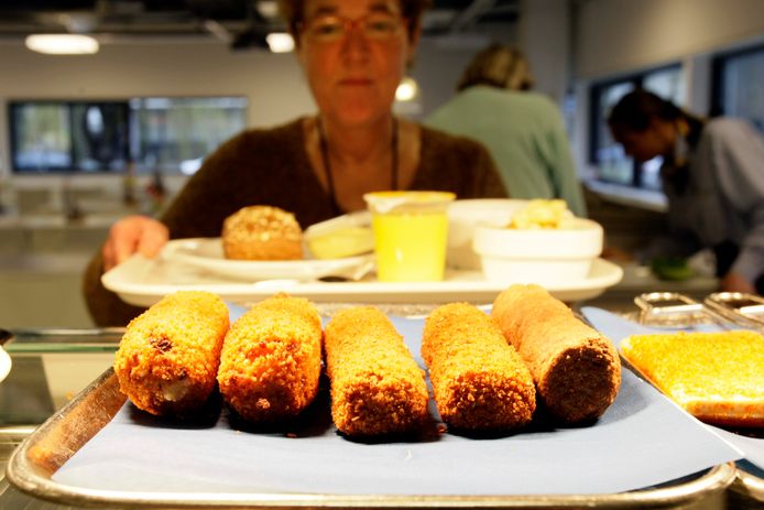 Foto ter illustratie. Kroketten en snacks in bedrijfskantine.