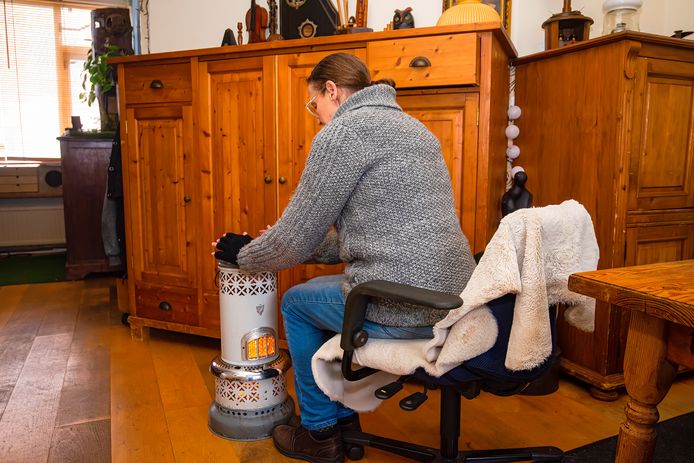 Ellen Luiten zit zonder gas en licht, bij een petroleumkacheltje.