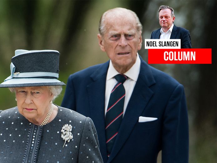 Queen Elizabeth II met twee passen daar achter haar echtgenoot prins Philip. (26/05/2015)