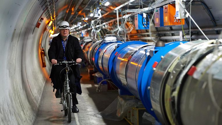De Poolse wetenschapper Andrzej Siemko fietst langs de LHC-deeltjesversneller in Meyrin, nabij Gèneve. Beeld epa