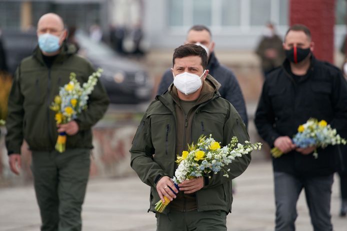 De Oekraïense president Volodymyr Zelensky bracht hulde aan de hulpverleners die onmiddellijk na de ramp ter plaatse kwamen.