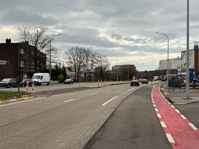 De linkse afslagstrook voor de suikerfabriek komende van de Bergévest ligt nu in asfalt.