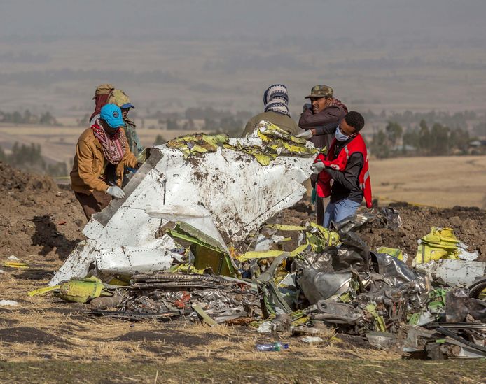Reddingswerkers bij het wrak van de Boeing 737 MAX die neerstortte nabij hoofdstad Addis Ababa van Ethiopië. (11/03/2019)