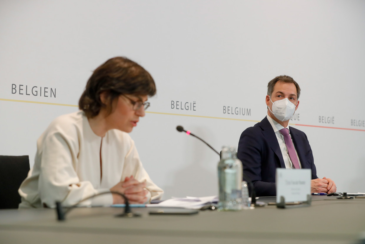 Minister van Energie Tinne Van der Straeten (Groen) en premier Alexander De Croo (Open Vld).  Zij zeggen dat plan A – de sluiting van de kerncentrales – is bekrachtigd door de regering.  Beeld EPA