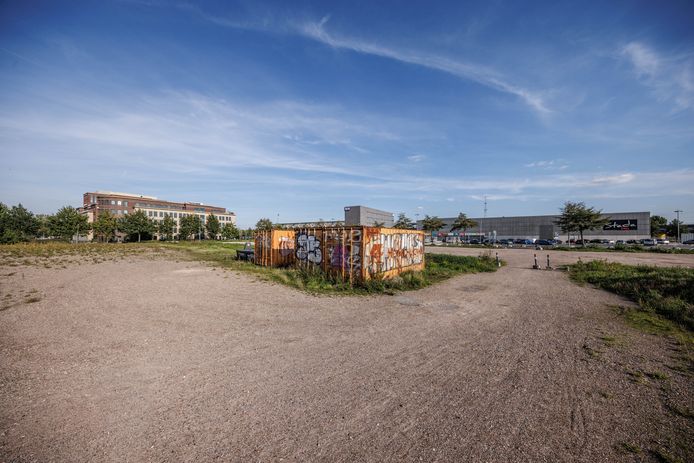 Dit braakliggende terrein aan de Stadionstraat naast het parkeerterrein bij Stada Stores is in beeld voor woningbouw.