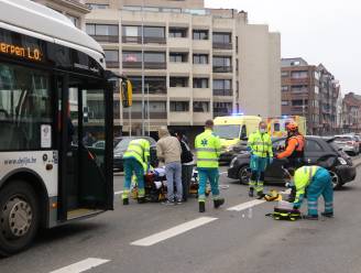 Twee gewonden bij aanrijding tussen bus en auto op Parklaan