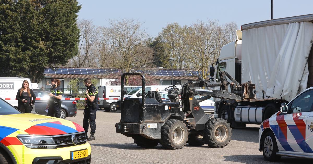 Vrachtwagenchauffeur met spoed naar het ziekenhuis na ongeval tijdens lossen in Nuland