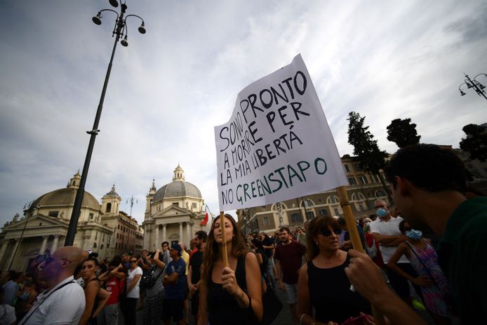Protesten in verschillende Italiaanse steden tegen de verstrenging van de coronamaatregelen.