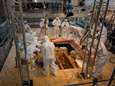 Archeologen halen na jaren onderzoek deksel van 1.000 jaar oude sarcofaag in Duitse kerk