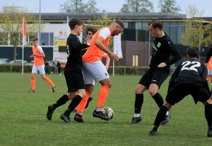 Can Ozgan van Patrijzen (oranje) omringd door Zaamslag-spelers Lars de Jonge (3), Cees van Tiel en Senna Bunt (22).