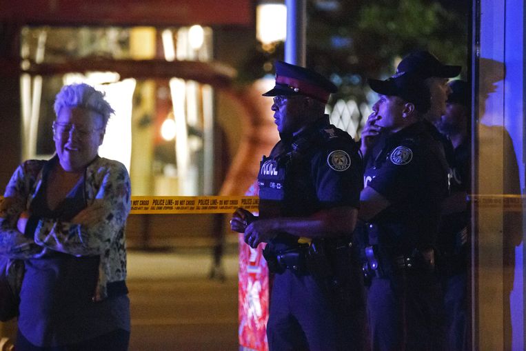 Politie houdt de wacht op het plaats delict van een schietpartij in Toronto, Canada op zondag 23 juli. Beeld AFP