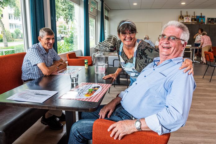 Gemeente Bodegraven stopt subsidie maaltijdservice voor ouderen in Rijngaarde. Vrnl. Sjaak van Wensveen, dochter Wilma en Wim Groot.