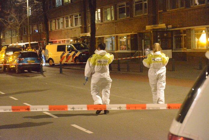 De politie heeft de Troelstrakade volledig afgezet en verricht onderzoek.