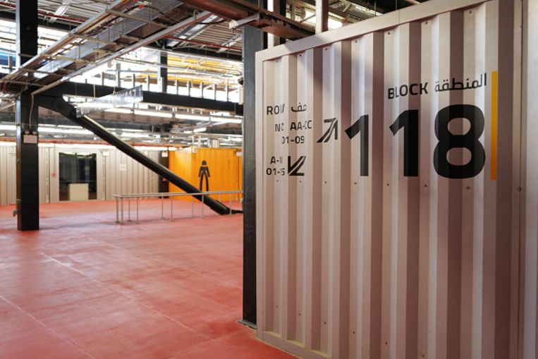 Het uit containers gebouwde stadion van binnen. Ook de toiletten zijn gevestigd in containers Beeld Getty Images