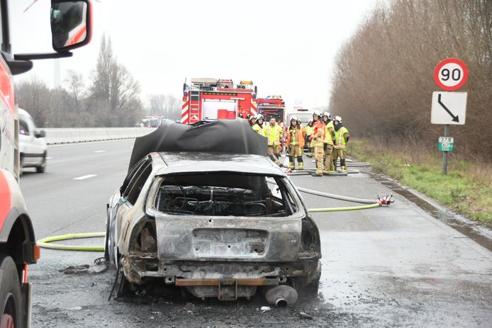 Van de Honda Civic schoot niet veel meer over, na het ongeval op de E403 in Oekene.