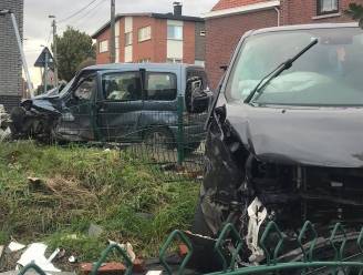 Twee wagens botsen op kruispunt en eindigen in tuin van woning