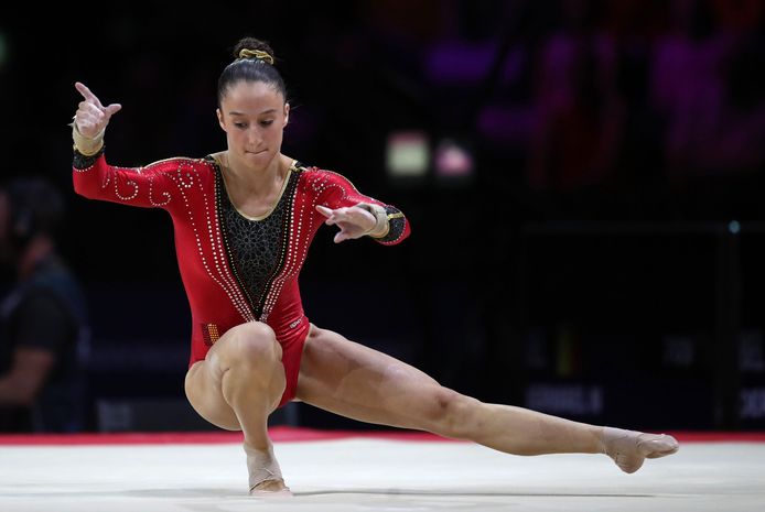 Nina Derwael in actie op de grond.