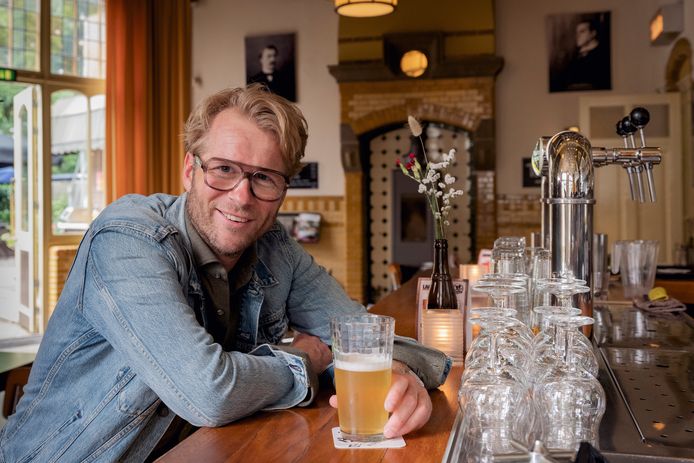 Stadscafe de Spaarbank. Leo Alkemade neemt ons mee naar de leukste plekjes in Tilburg voor de stadsgids rubriek in de zomerbijlage van het AD. Foto Joost Hoving