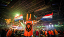 Bezoekers kijken op grote schermen in de Johan Cruijff Arena naar de derde groepswedstrijd van het Nederlands elftal tegen Qatar.