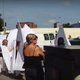 Vrijwilligers met engelenvleugels blokkeren demonstranten bij begrafenis Orlando