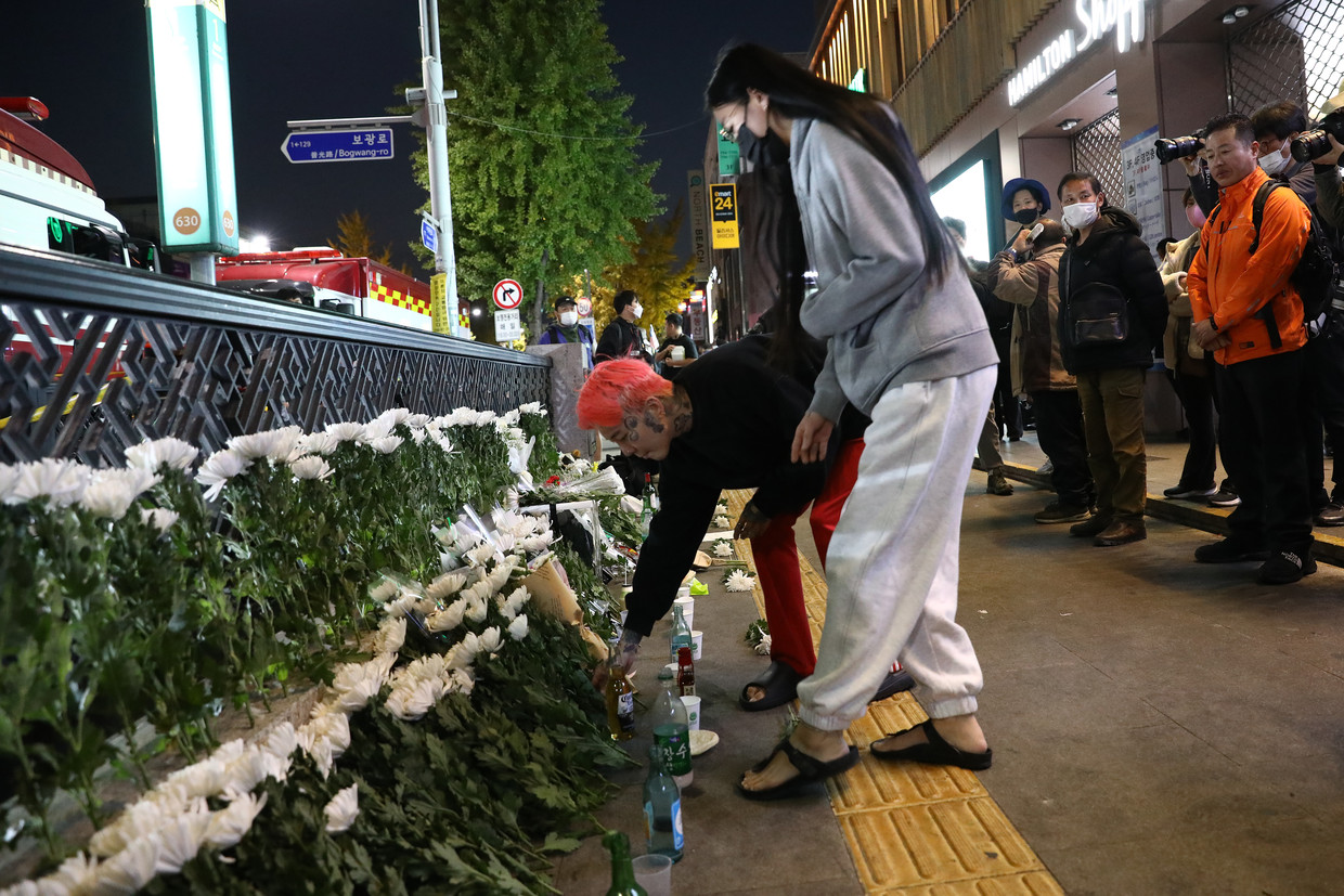 Mensen leggen bloemen neer in de buurt van Seoel waar zaterdagnacht 153 doden vielen. Beeld Getty Images