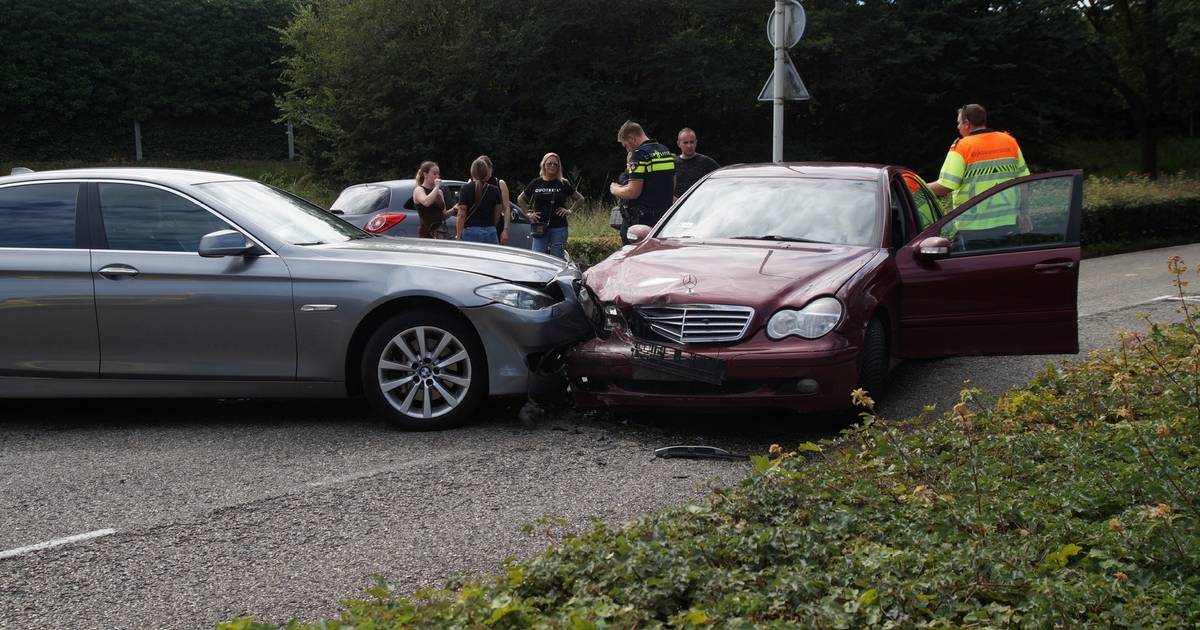 Grote schade aan auto’s bij botsing in Vlijmen.