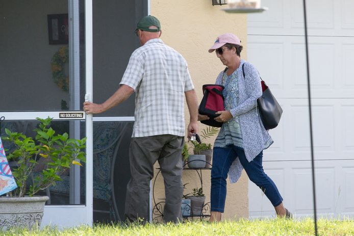 Christopher en Roberta Laundrie aan hun woning in North Port.