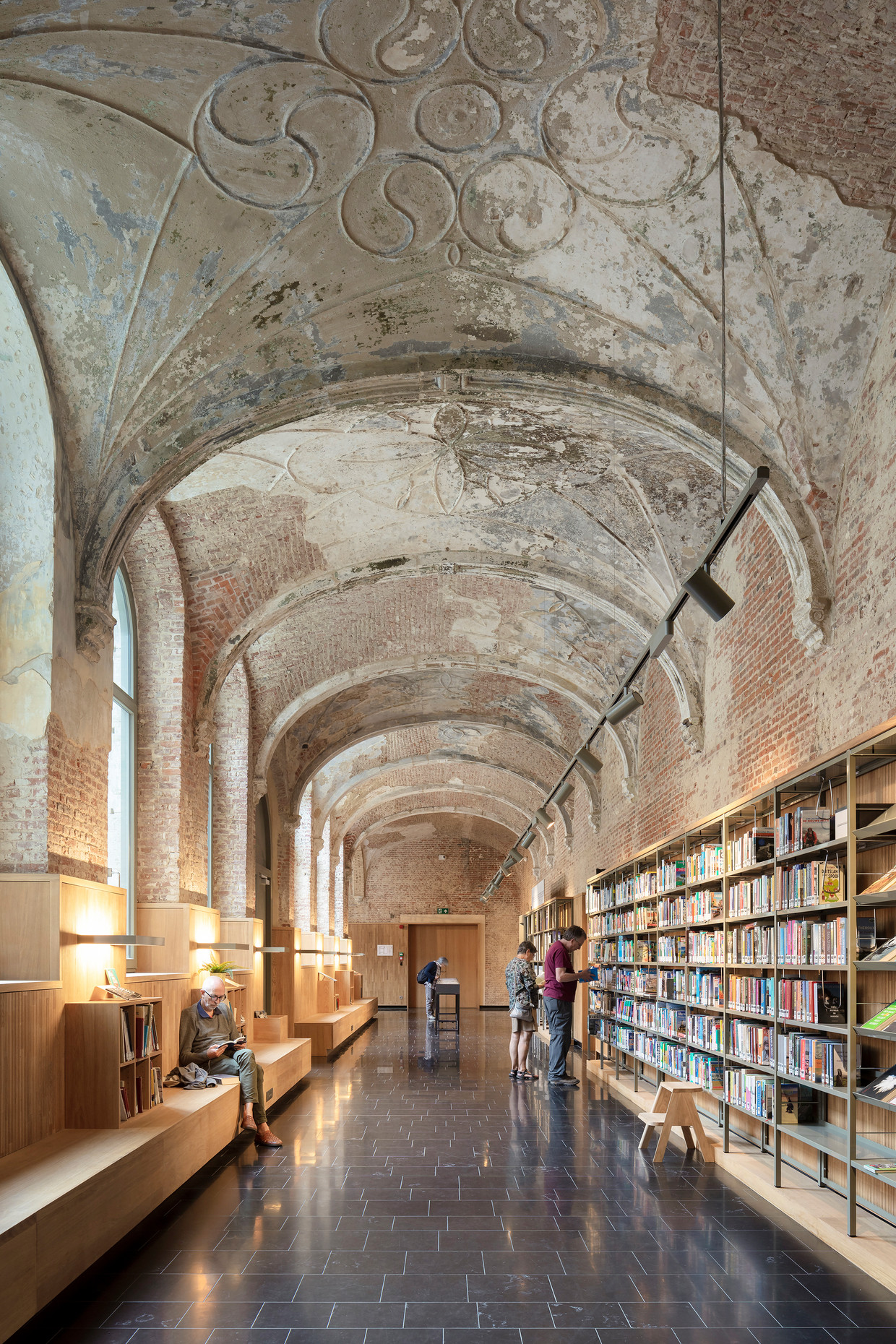 Perpustakaan Kota Het Predikheren, Mechelen oleh Arsitek Korteknie Stuhlmacher.  Gambar Luuk Kramer