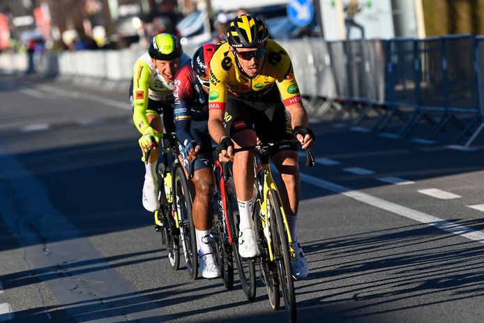 Christophe Laporte, Jhonatan Narvaez en Taco van der Hoorn maken het het peloton flink lastig.