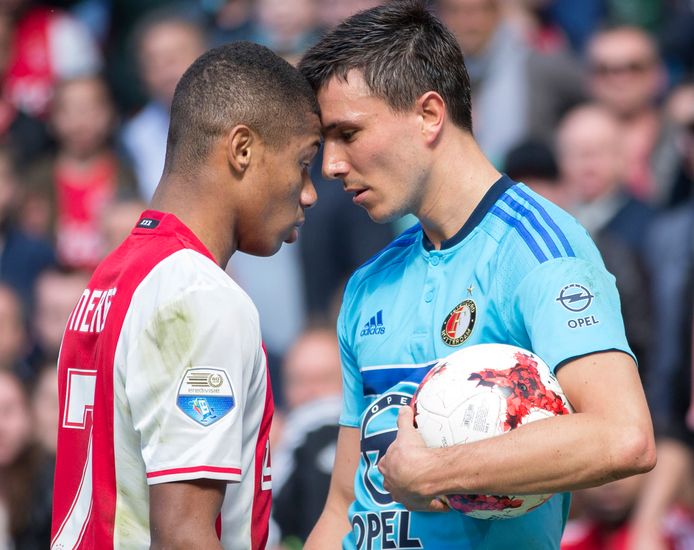 David Neres en Steven Berguis vorig seizoen tijdens Ajax - Feyenoord.