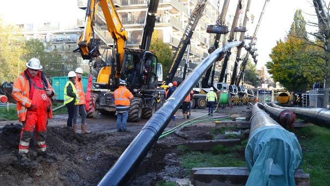 Indrukwekkende klus: zeven enorme kranen leggen buis van 210 meter voor warmtenet onder de grond