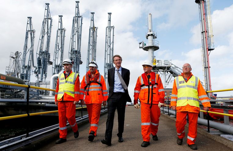 Jim Ratcliffe bezoekt een van de platforms van Ineos waar schaliegasboringen worden gedaan. Beeld Reuters